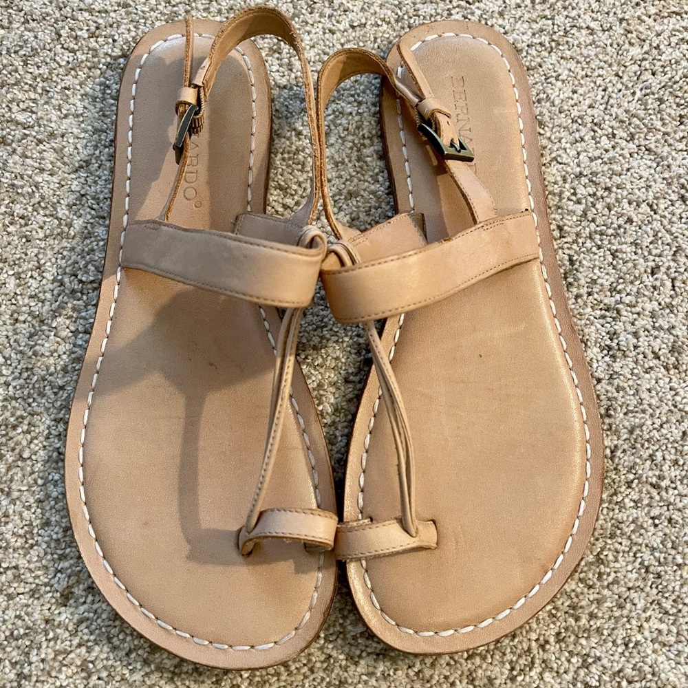 Bernardo ladies tan leather sandal. Sz. 9